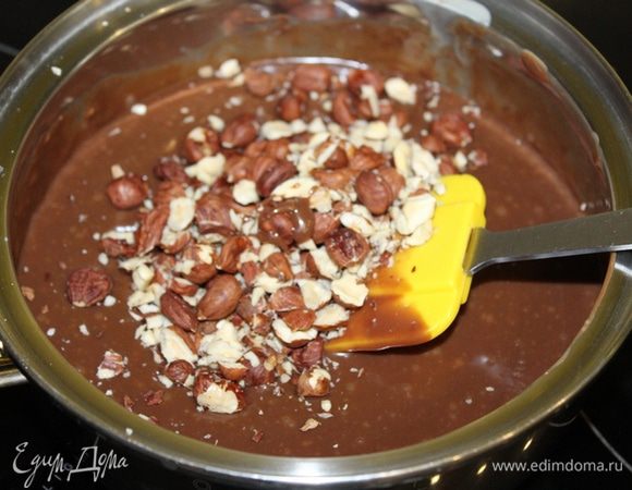 К шоколадной массе добавьте орехи.