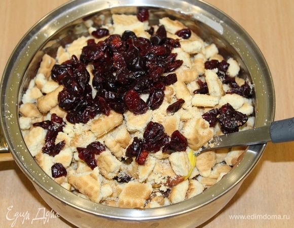 Затем крупно поломанное печенье, клюкву. Перемешайте.