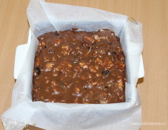 Выложите в форму застеленную пекарской бумагой. Равномерно распределите по поверхности, слегка утрамбовывая. Накройте и поставьте в холодильник до затвердевания.
