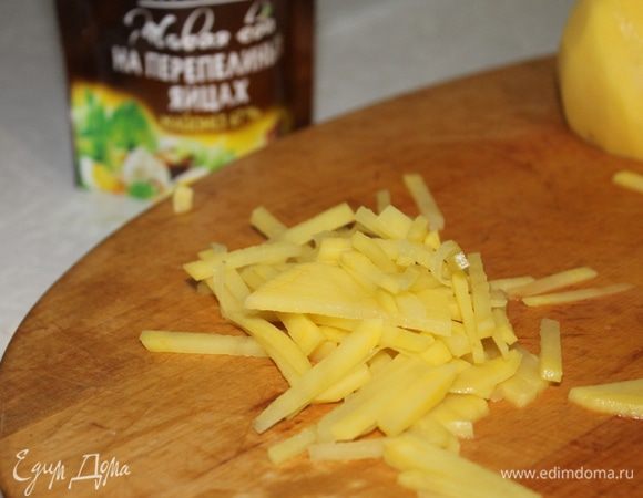 Картофель очистите и нарежьте тонкой соломкой.