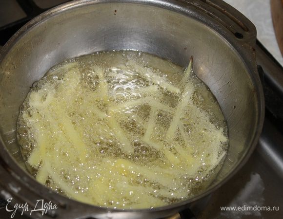 Нагрейте масло для фритюра и обжарьте соломку из картофеля. Обжаренный картофель выкладывайте на салфетку, что бы  удалить лишнее масло.