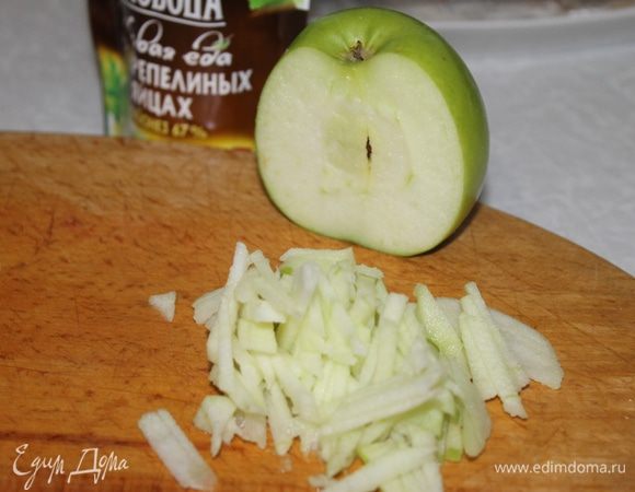 Так же соломкой нарежьте очищенное от кожуры зеленое яблоко.