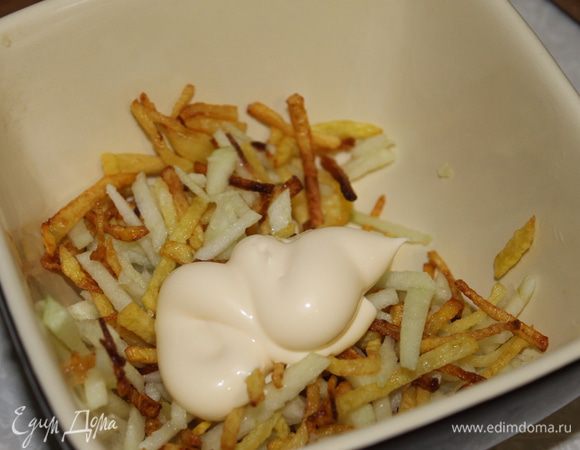 Соедините вместе картофель, яблоко и майонезный соус. Добавьте к салату перец по вкусу и немного соли, перемешайте.