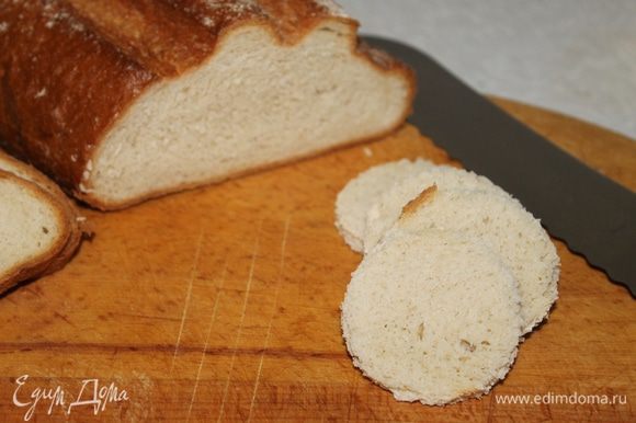 Закуску из сельди можно подать на ломтике хлеба или в тарталетках, выбор за вами, мне больше нравится на кусочке мягкого хлеба. Выемкой для канапе вырежьте круглое основание из хлеба.