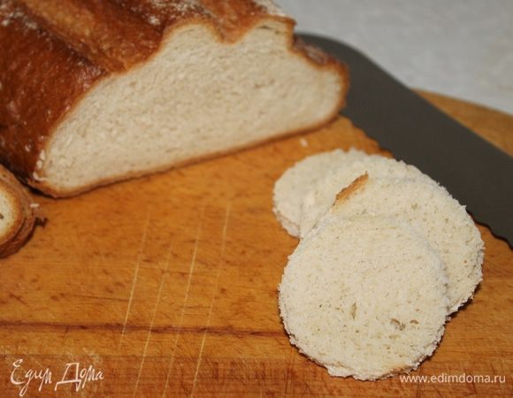 Закуску из сельди можно подать на ломтике хлеба или в тарталетках, выбор за вами, мне больше нравится на кусочке мягкого хлеба. Выемкой для канапе вырежьте круглое основание из хлеба.