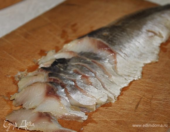 Подготовленное филе сельди, обсушите бумажным полотенцем и нарежьте тонкими, красивыми ломтиками наискосок.
