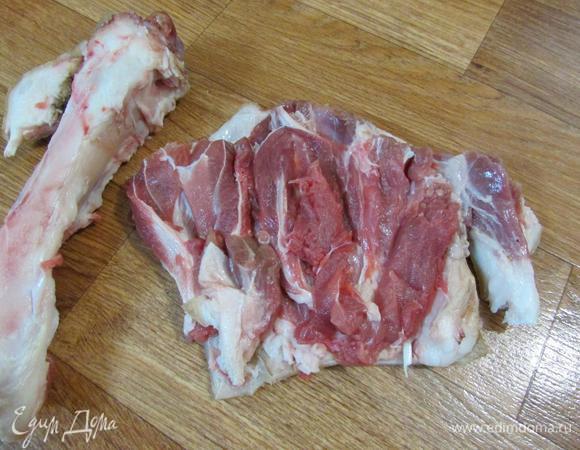 Свиную рульку хорошо помыть, почистить шкурку, разрезать вдоль и аккуратно вынуть кость.