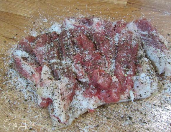 Рульку обильно посолить и поперчить.