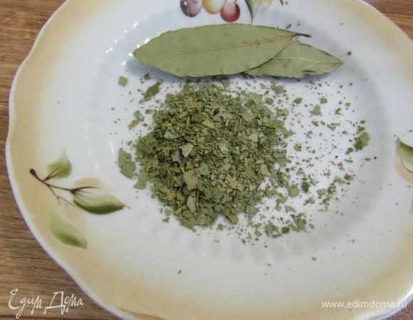 Лавровый лист смолоть в крошку.
