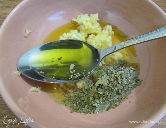 Чеснок почистить и пропустить через пресс. В миске смешать чеснок, лавровый лист и оливковое масло.