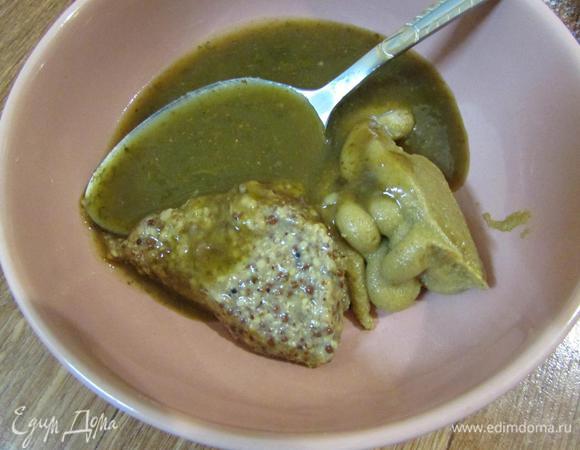 В миске соединить оба вида горчицы, добавить соус ткемали. Хорошо перемешать до однородности.