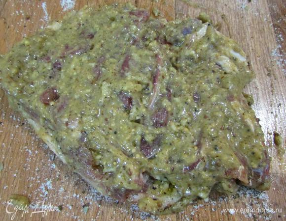 Этим маринадом хорошо смазать мясо с обеих сторон.