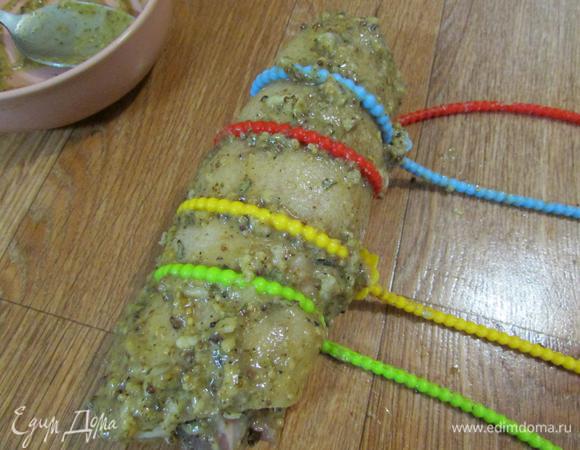 Затем рульку свернуть в рулет, как можно плотнее. Связать пищевой нитью.