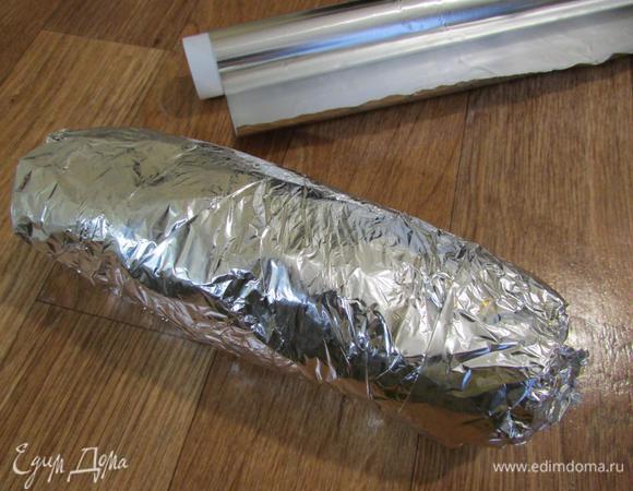 Рулет завернуть в фольгу и отправить в холодильник, примерно на 8 — 12 часов. Отправить рулет (в фольге) в разогретую духовку 110°С. Запекать 30 минут. Затем включить духовку 220°С и запекать еще 1,5 часа. Готовый рулет остудить и положить в холодильник на несколько часов.