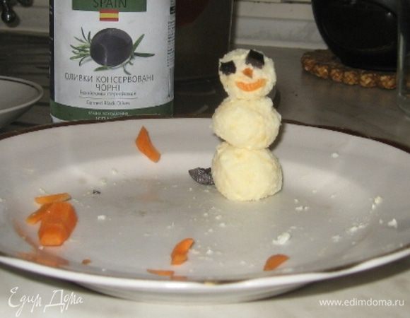 Можно из тертого сыра, крутого яичного белка, майонеза и чеснока слепить три шарика и украсить салат «снеговичком» (внутрь лучше вставьте деревянную зубочистку, тогда он не развалится при переносе из холодильника на стол).