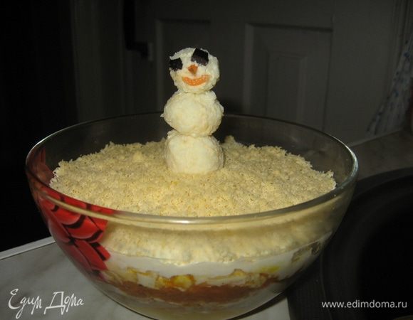 Через минут 15 в холодильнике салат готов к употреблению. Если готовите его заранее, то советую сырный слой сделать незадолго перед подачей на стол, чтобы сыр не заветрился или сразу накройте салатницу пищевой пленкой.
Приятного аппетита и веселых праздников!