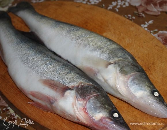 Рыбу почистите, удалите жабры и внутренности.
