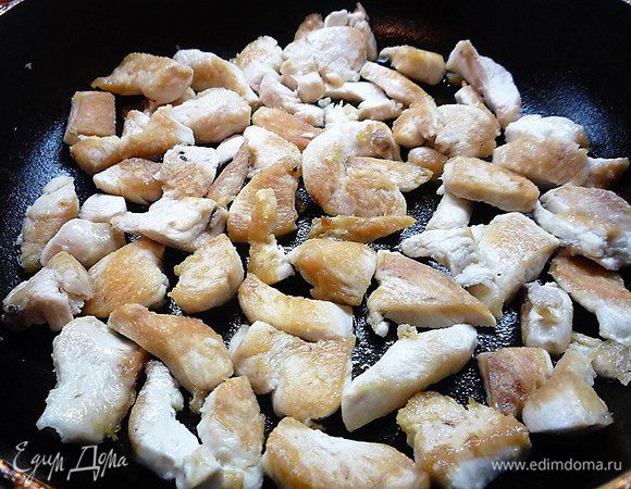 Куриные грудки нарезаем небольшими дольками, обжариваем в течении 5 минут на сковороде с разогретым оливковым маслом. Остужаем и нарезаем соломкой.