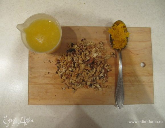 Натереть цедру апельсина и выжать сок. Всего потребуется 180 мл апельсинового сока и 1 ст. л. цедры. Орехи крупно порубить. Клюкву, если используете крупную садовую, нарезать. У меня была мелкая дикая клюква, поэтому я использовала ее целиком.
P.S. Для цедры мне потребовался 1 апельсин, для сока — 2 крупных апельсина.