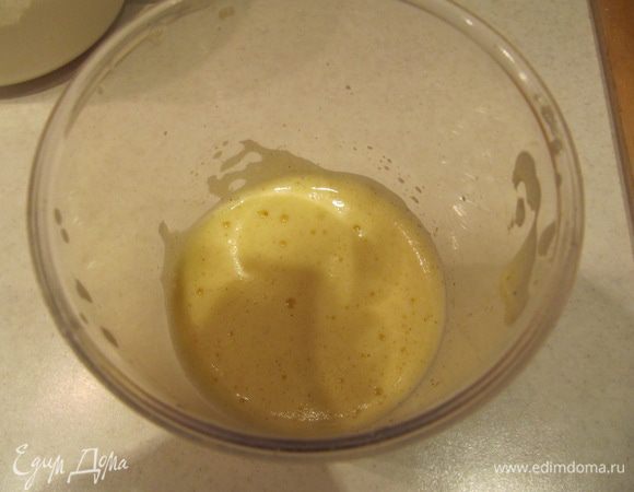 Яйцо соединить с помощью венчика с апельсиновым соком и ванилином.