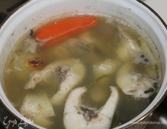 Готовый рыбный бульон процедите, введите разведенный желатин.