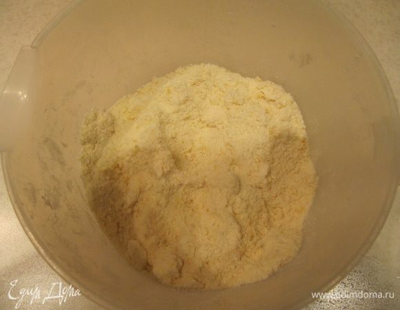 Руками или с помощью вилки перетереть муку с маслом в крошку.