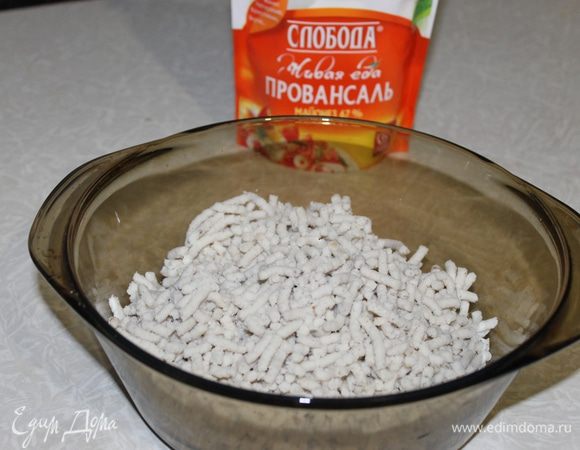 Филе судака пропустите через мясорубку.