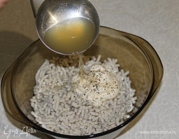 Добавьте майонез, перец и немного бульона с желатином, перемешайте, взбейте немного вилкой.