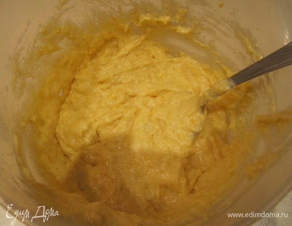 Добавить яичную смесь к песочной крошке и перемешать тесто ложкой. Сильно вымешивать до идеально гладкого состояния не нужно.