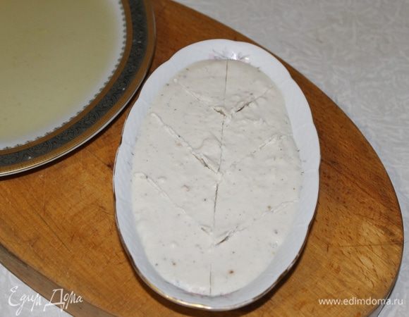 Рыбную массу выложите в овальное блюдо и отправьте в холодильник, для застывания. Немного рыбного бульона налейте на сервировочное блюдо и так же поставьте в холодильник.