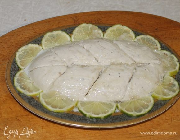 Застывшую рыбную массу нарежьте порционными кусочками и переложите на сервировочное блюдо с застывшим бульоном.
Нарежьте тонкими ломтиками лимон, разложите вокруг рыбы. Сверху налейте немного рыбного бульона, украсьте по своему усмотрению и отправьте в холодильник на 15 минут.