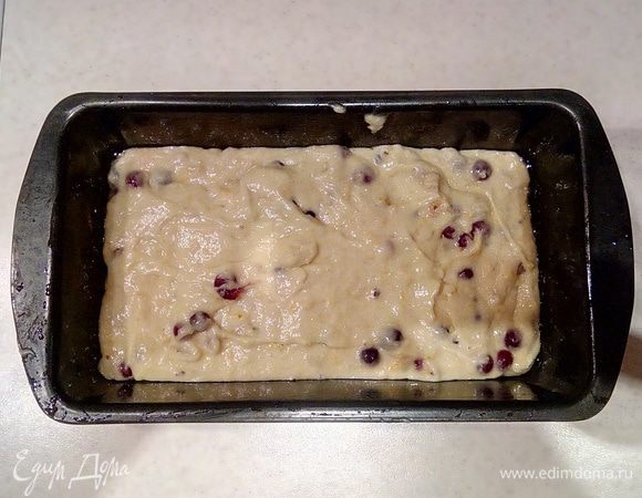 Готовое тесто выложить в предварительно смазанную растительным маслом продолговатую форму для кекса и отправить в разогретую духовку до 180°C на 50 — 60 минут.