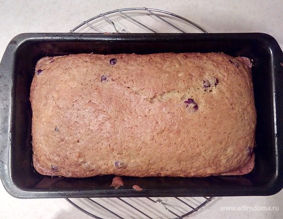 Готовность кекса проверьте спичкой или деревянной шпажкой, проткнув кекс в центре. Если шпажка выходит сухой, значит кекс готов! 
10 минут дать остыть кексу прямо в форме.