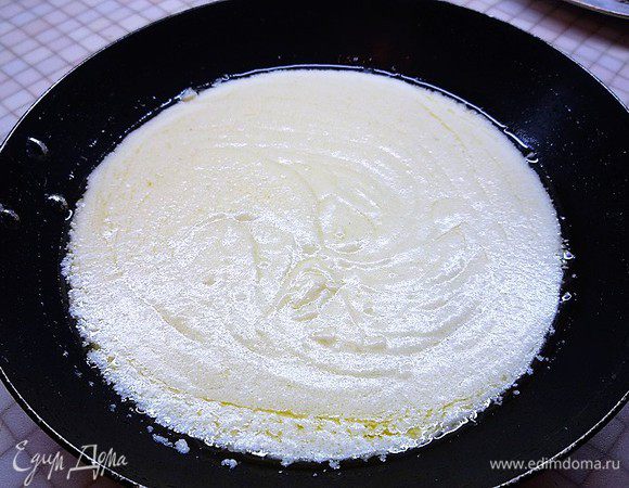 В полученную смесь вливаем куриный бульон, перемешиваем до однородности, чтобы не было комочков.