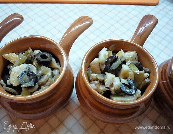 Выкладываем получившуюся смесь по кокотницам, заливаем соусом.