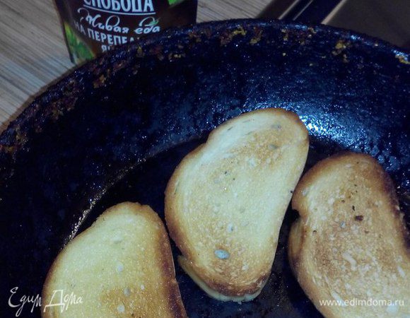 Предварительно обжарила с двух сторон кусочки батона в небольшом количестве подсолнечного масла.