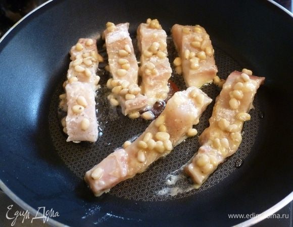 Кусочек муксуна обмакиваем в муку, затем в яйцо и третий этап, в кедровые орехи. Жарим на разогретой с маслом сковороде по 1 — 2 минуты с каждой стороны. 
