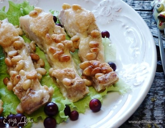 Подаем с зеленью и с мочеными ягодами брусники или клюквы. 