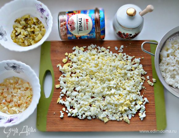 Для начинки отварите и порубите 2 яйца. Нарежьте мелко репчатый лук и подрумяньте на растительном масле. Рис отварите до готовности. Маринованный огурец (величиной примерно 8 — 10 см) мелко порежьте.