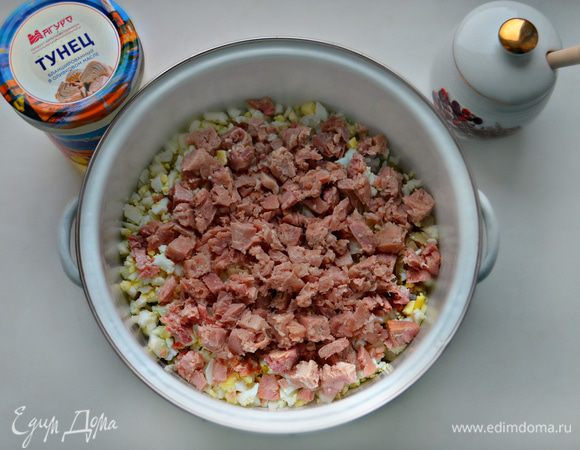 Поместите все ингредиенты для начинки в миску, добавьте порезанный на небольшие кусочки тунец, слегка подсолите, поперчите, добавьте щепотку сушеного укропа и хорошо перемешайте.  