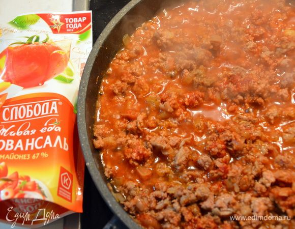 1 луковицу мелко нарезать, обжарить до золотистого цвета. Добавить фарш и жарить 7 минут. Добавить соль, перец, тимьян, томатную пасту и бульон. Перемешать и тушить то загустения соуса.