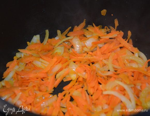 Другую луковицу нарезать мелко, морковь натереть на терке, пассеровать в масле до мягкости.
