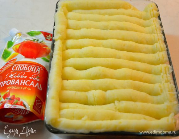 Картофель отварить, слить воду, добавить сливочное масло и молоко. Приготовить пюре. Выложить пюре поверх нашей запеканки. Выпекать при 200°С, 25 минут.