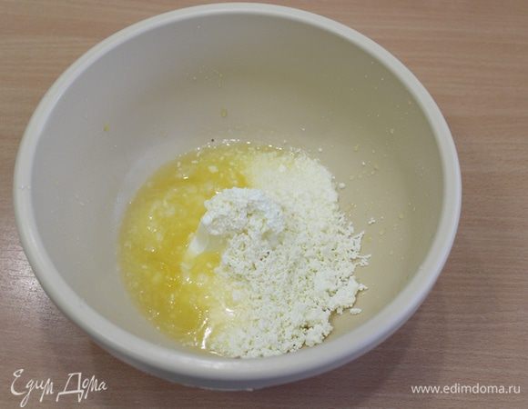 Творог протереть через сито, выжать сок одного апельсина.