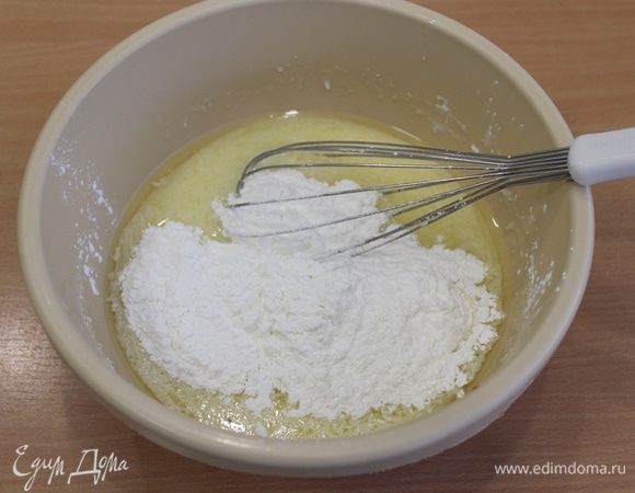 Ввести кукурузный крахмал.