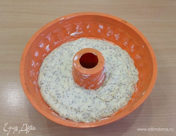 Выложить тесто в форму, смазанную маслом и присыпанную мукой.