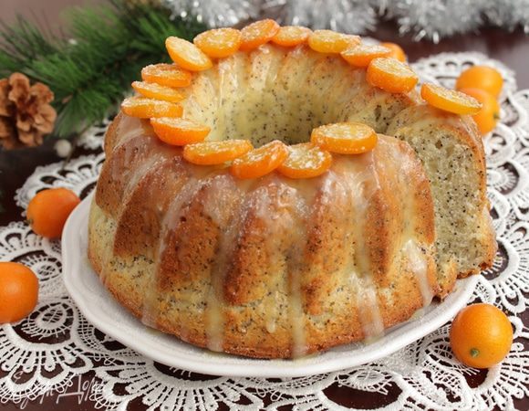 Украсьте кекс.