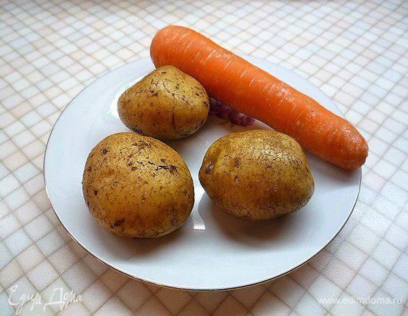 Морковь и картофель отвариваем и очищаем. Свиной язык отвариваем в течении 40 минут, горячим опускаем в холодную воду и очищаем.