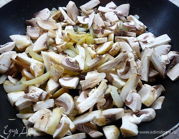 Лук мелко нарезаем и обжариваем в оливковом масле до прозрачности, добавляем нарезанные пластинками шампиньоны, солим, перчим по вкусу, и для пикантности добавляем молотый мускатный орех.