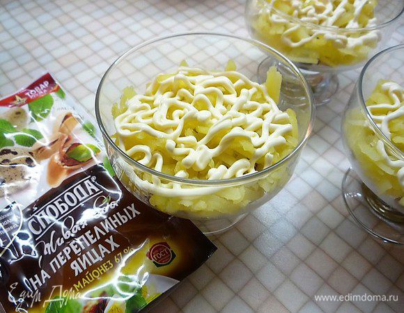 Поверх грибов укладываем натертый на крупной терке картофель, можно немножко поперчить и опять промазываем майонезом. 